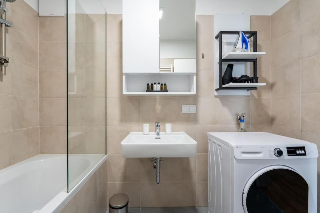 Urban 1Br Retreat, Easy City Link By Hm Wenen Buitenkant foto