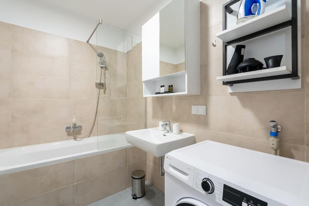 Urban 1Br Retreat, Easy City Link By Hm Wenen Buitenkant foto