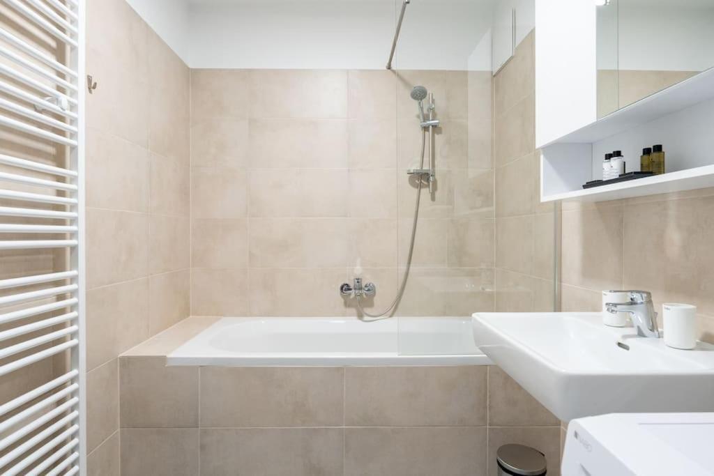 Urban 1Br Retreat, Easy City Link By Hm Wenen Buitenkant foto